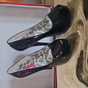 Bordello Woman's black platform heel size 6